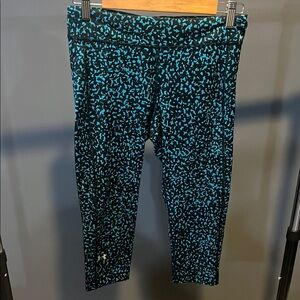 Women’s Under Armour Black Teal Cropped Leggings. Medium